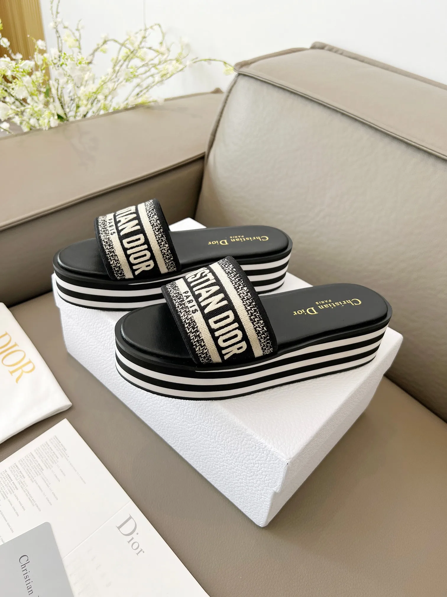 👟👟Ex-factory price 480👟👟 Dior's new spring and summer IVIETA DWAY jelly-colored flat-soled one-slip women's shoes with CD letter logo three-dimensional embroidery thick-soled round toe open-toe slippers. The original version is developed to be the top version on the market. It feels soft and delicate on the feet and is extremely comfortable. Material: Upper imported raffia electric embroidery high-temperature water-soluble cotton technical fabric + water-dyed cowhide foot pad lining + original consistent combination outsole Outsole: original outsole Size: 35-42 (40.41.42 custom-made, non-refundable and non-exchangeable)